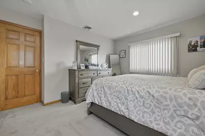 19 Keswick Lane, Plainview, NY 11803 - Photo 32