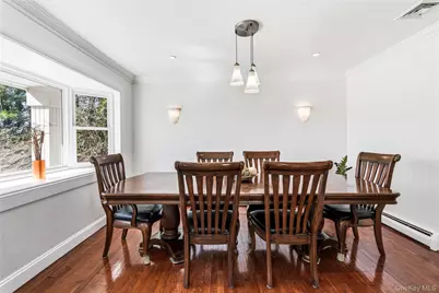 10 Mont Avenue, Dix Hills, NY 11746 - Photo 8