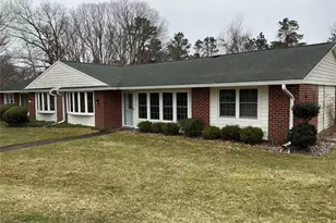 207 Woodbridge Dr, Ridge, NY 11961 - Photo 2