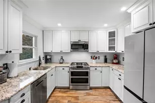 26 Bedell Pl, Amityville, NY 11701 - Photo 4