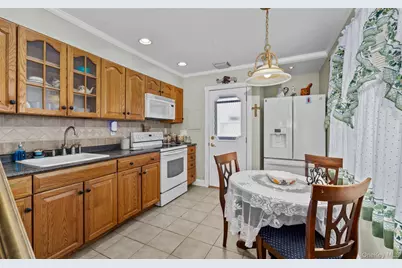 82 Barnyard Lane, Levittown, NY 11756 - Photo 8