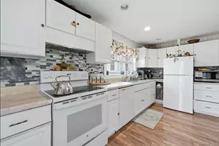 21 Locust St, Riverhead, NY 11901 - Photo 8