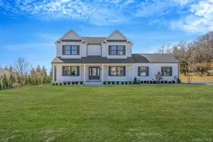 85 Roanoke Ct, Riverhead, NY 11901 - Photo 2