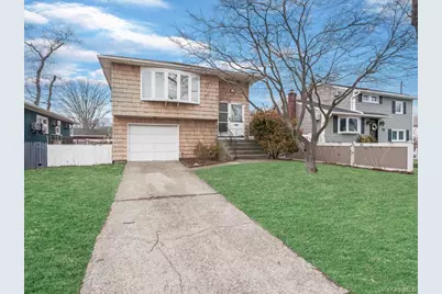 715 McCall Avenue, West Islip, NY 11795 - Photo 2