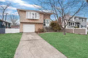 715 McCall Ave, West Islip, NY 11795 - Photo 2