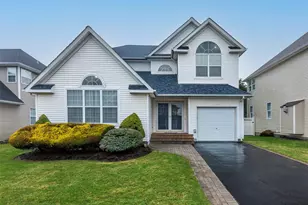 161 Cranberry Ct, Melville, NY 11747 - Photo 2