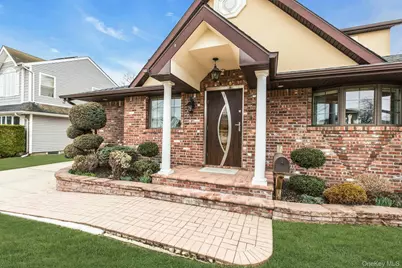 21 Terrell Lane, Hicksville, NY 11801 - Photo 2