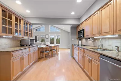 45 Winthrop Road, Plainview, NY 11803 - Photo 12