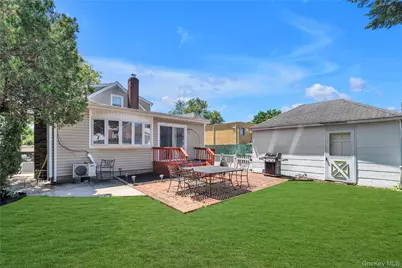130 Custer Avenue, Williston Park, NY 11596 - Photo 16