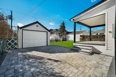 9 Park E, New Hyde Park, NY 11040 - Photo 34