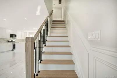 9 Park E, New Hyde Park, NY 11040 - Photo 6