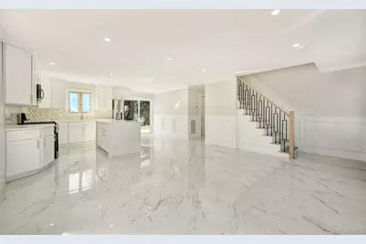 9 Park E, New Hyde Park, NY 11040 - Photo 8