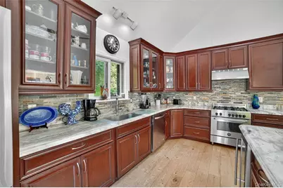 986 Cliff Avenue, Yorktown Heights, NY 10598 - Photo 10