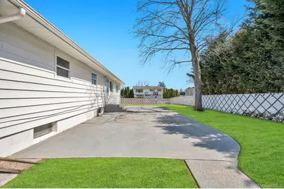 10 Sutton Place, Ronkonkoma, NY 11779 - Photo 20