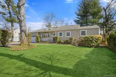 34 Foxwood Drive E, Huntington Station, NY 11746 - Photo 2