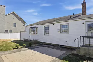 199 N Delaware Ave, Massapequa, NY 11758 - Photo 34