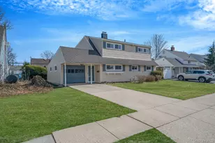 7 Woodpecker Ln, Levittown, NY 11756 - Photo 2