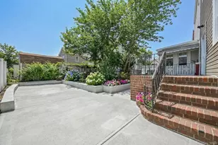 92-10 104th St, Richmond Hill, NY 11418 - Photo 2