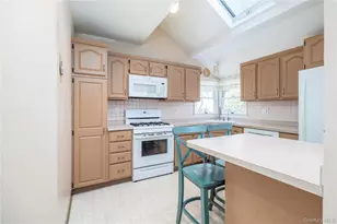 65 Jarvis Pl, Lynbrook, NY 11563 - Photo 10