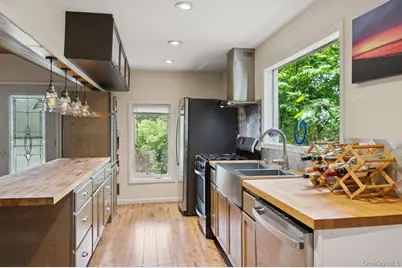 8 Towle Place, Glen Cove, NY 11542 - Photo 8