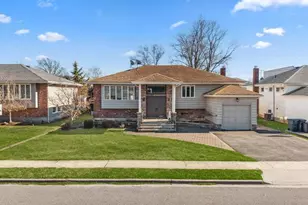 844 Flanders Dr, Valley Stream, NY 11581 - Photo 2