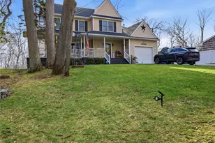 38 Elizabeth Dr, Wading River, NY 11792 - Photo 2