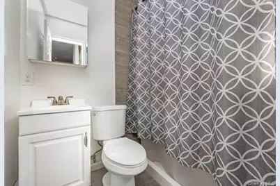 260 New Hampshire Avenue, Bay Shore, NY 11706 - Photo 16