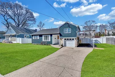 357 Deauville Boulevard, Copiague, NY 11726 - Photo 2