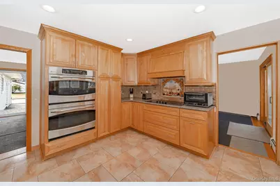 242 Singingwood Drive, Holbrook, NY 11741 - Photo 8