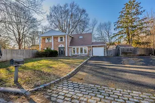 4 Vale Ct, Mount Sinai, NY 11766 - Photo 2