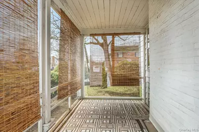 121 Knollwood Road, Rockville Centre, NY 11570 - Photo 18