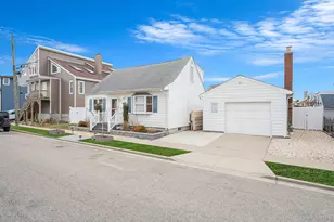 677 S 9th St, Lindenhurst, NY 11757 - Photo 4