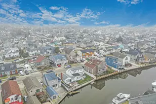 677 S 9th St, Lindenhurst, NY 11757 - Photo 34