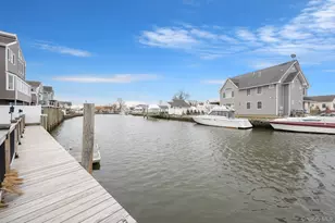 677 S 9th St, Lindenhurst, NY 11757 - Photo 30