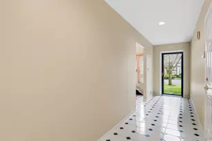 54 Southgate Cir, Massapequa Park, NY 11762 - Photo 4