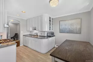 1 Toms Point Ln, Port Washington, NY 11050 - Photo 6