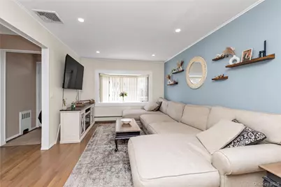 8 E Gate, Plainview, NY 11803 - Photo 2