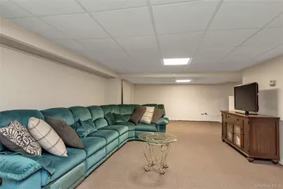 8 E Gate, Plainview, NY 11803 - Photo 12