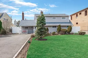 34 Hedge Ln, Westbury, NY 11590 - Photo 2