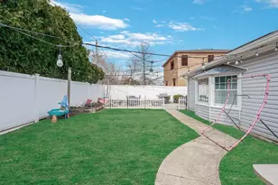 34 Hedge Ln, Westbury, NY 11590 - Photo 20