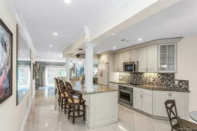 156 Southgate Circle, Massapequa Park, NY 11762 - Photo 4