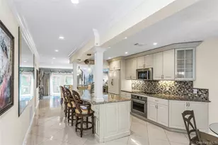 156 Southgate Cir, Massapequa Park, NY 11762 - Photo 4