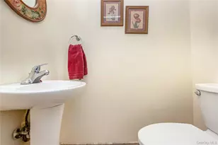 8 Town House Dr, Massapequa Park, NY 11762 - Photo 16