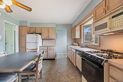 848 Hampshire Road, Bay Shore, NY 11706 - Photo 16