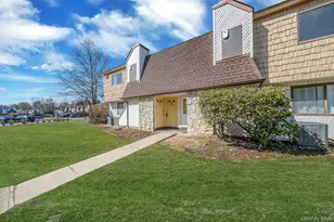 222 Pointe Cir N, Coram, NY 11727 - Photo 2