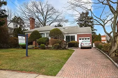 97 Vanderbilt Avenue, Manhasset, NY 11030 - Photo 2