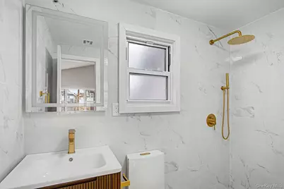 19 West Side Avenue, Bay Shore, NY 11706 - Photo 14