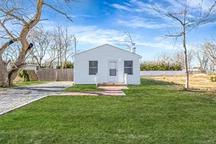 42 Oak Dr, Riverhead, NY 11901 - Photo 2