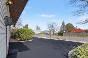 37 Fork Ln, Hicksville, NY 11801 - Photo 2