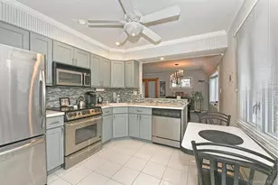 38 Moss Ln, Levittown, NY 11756 - Photo 4